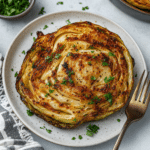 Cabbage Steak Recipe: Crispy, Caramelized, and Full of Flavor, servi et prêt à déguster